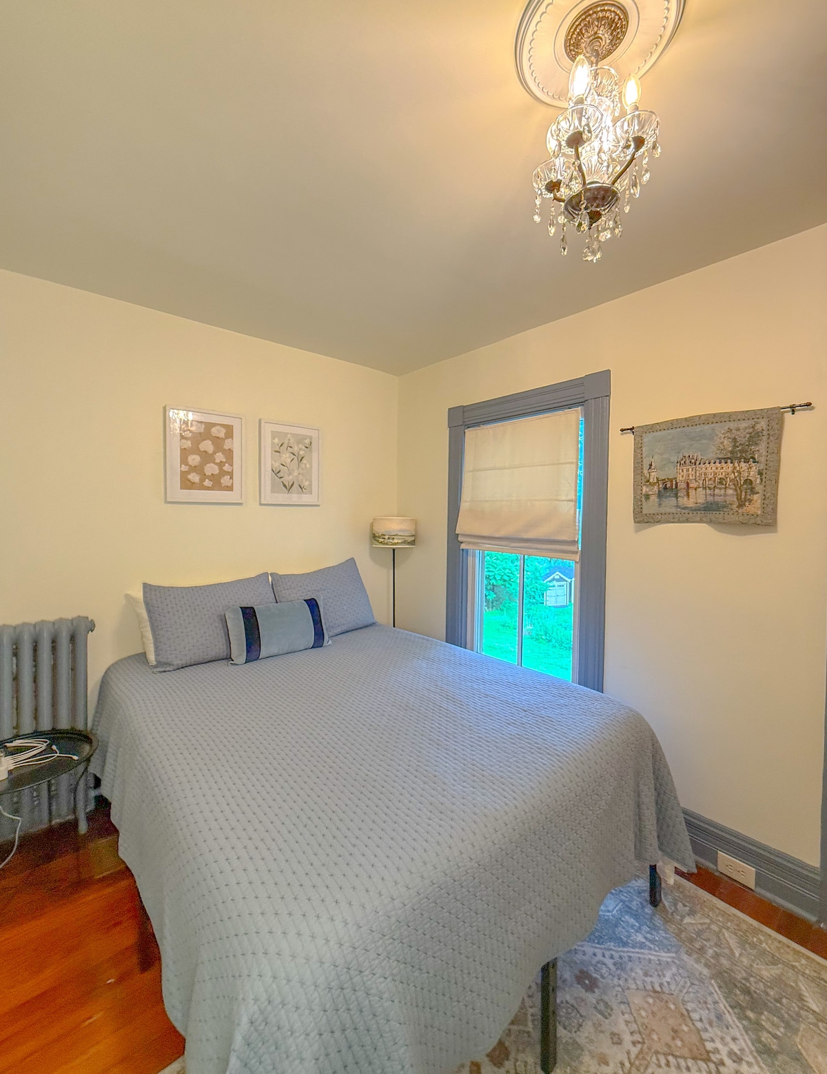 Ეს არის ლუარის საძინებელი, რომელიც შთაგონებულია საფრანგეთში მდებარე ისტორიული ლუარის ხეობით, სადაც მიწიერი სასოფლო-სამეურნეო და ფერმერული სოფლის ხიბლი მკვეთრად განსხვავდება დიდ ციხესიმაგრეებთან და დეკორატიულ დეკორატიულ შტრიხებთან. 