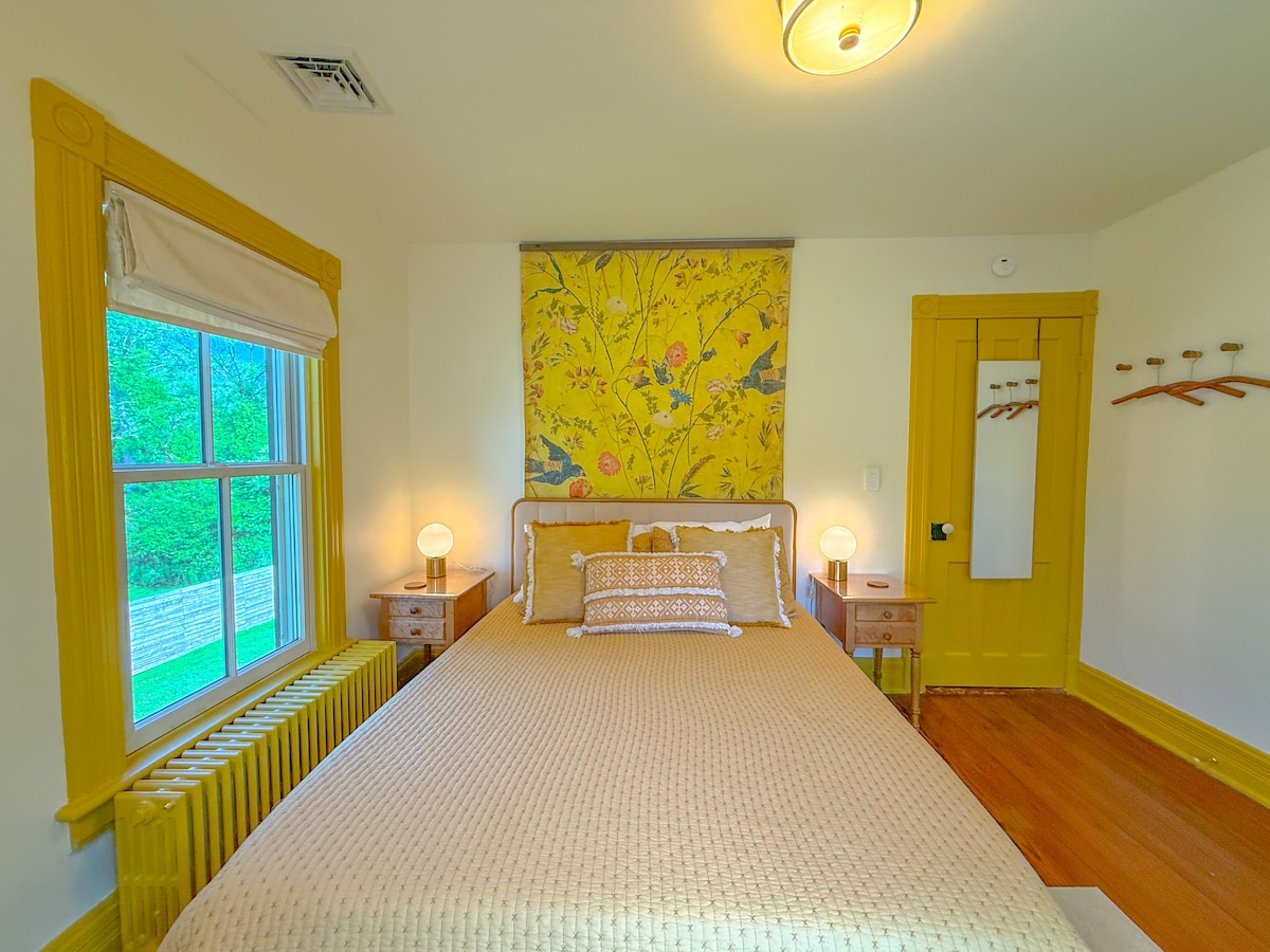 Ეს არის შამპანურის საძინებელი, რომელსაც სახელი ჰქვია იმ შესანიშნავი კავშირის გამო, რომელიც ჩემმა ოჯახმა საფრანგეთის შამპანურის რეგიონთან დაამზადა, რაც ჩვენი ადგილობრივების სილამაზეს განაპირობებს. 