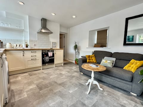 Spacious 4‑Bed Home in Heart of Stamford – Parking