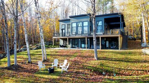 Idyllic Fall Lakefront Escape•Hot Tub•Walk to Town