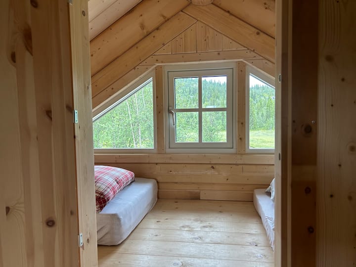 ฟูกนอนเดี่ยว 2 หลังในห้องใต้หลังคาแบบนอน