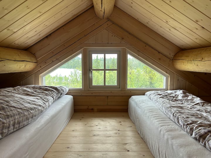 ฟูกนอนเดี่ยว 2 หลังในห้องใต้หลังคาแบบนอน 