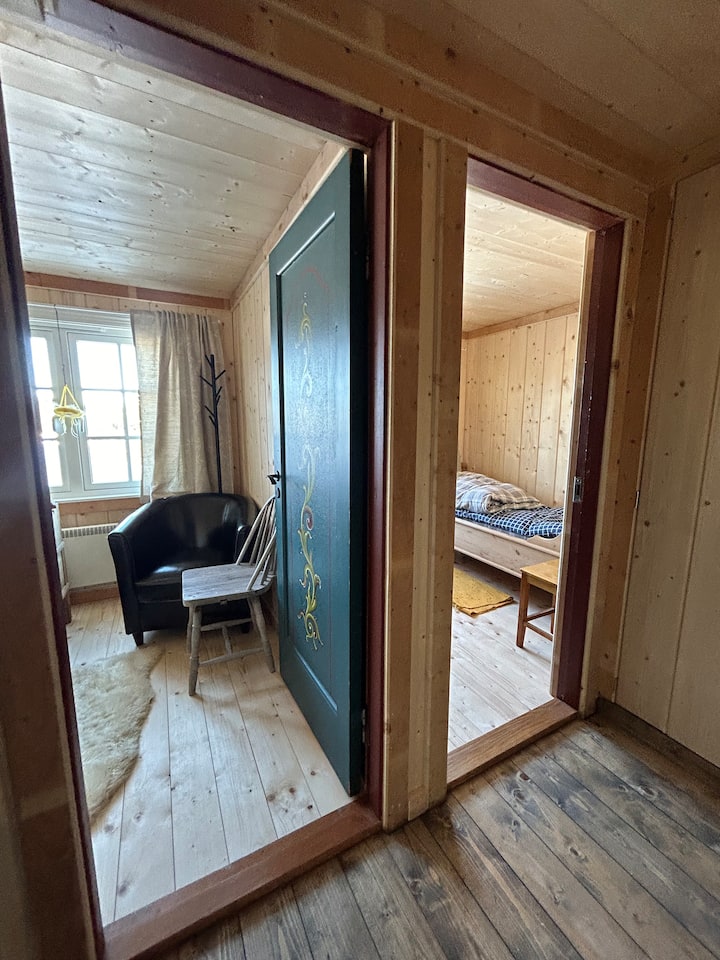 รูปห้องนอน 4 ด้านซ้ายและ 5 รูปด้านขวา พวกเขาเหมือนกันกับเตียงเดี่ยวในแต่ละห้องนอน 