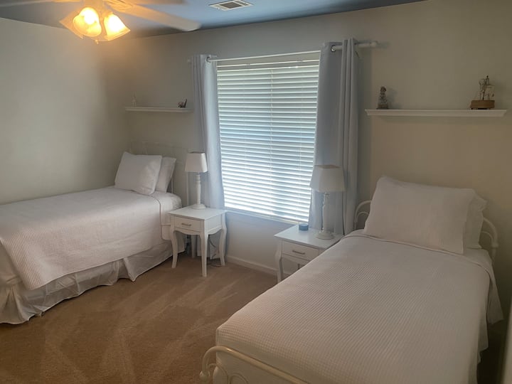 Spavaća soba br. 2 ima dva odvojena kreveta s pojedinačnim noćnim ormarićima, veliki ormar, komodu, zamračene zavjese i pojedinačne svjetiljke.