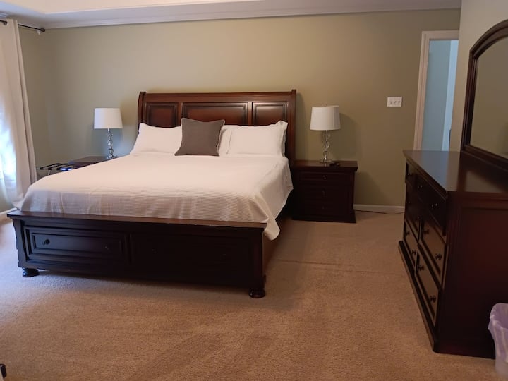 Veliki bračni krevet s dva zasebna noćna ormarića i svjetiljkama, zvučnim strojem, komodom i ladicama s ogledalom. Osim toga, tu su i sjenila i zavjese za zamračivanje. U prostoriji se nalazi produžetak s futonom, dječjim krevetićem i stolicom za ljuljanje.