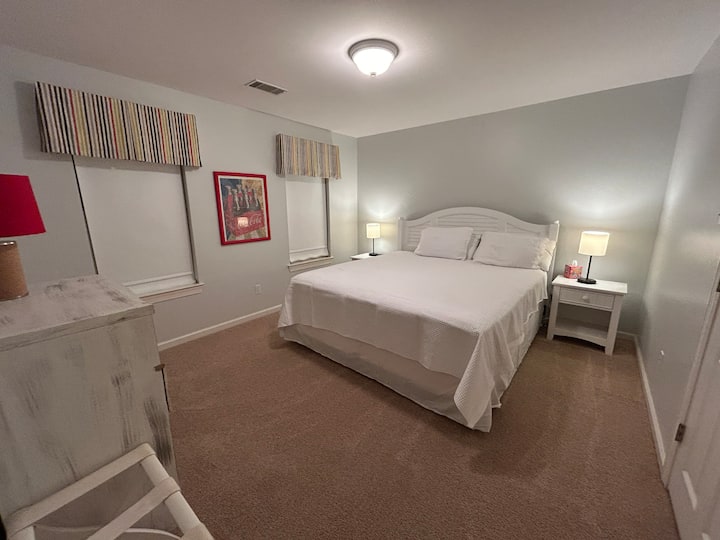 Soba je opremljena ormarom s vješalicama, stalkom za kovčege, komodom i dva noćna ormarića.