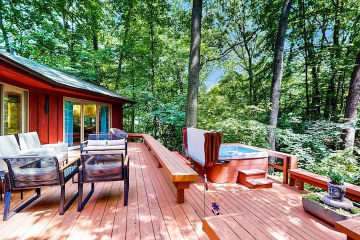 Serene Wooded Home W/ Private Hot Tub, Firepit & P - Union Pier, MI