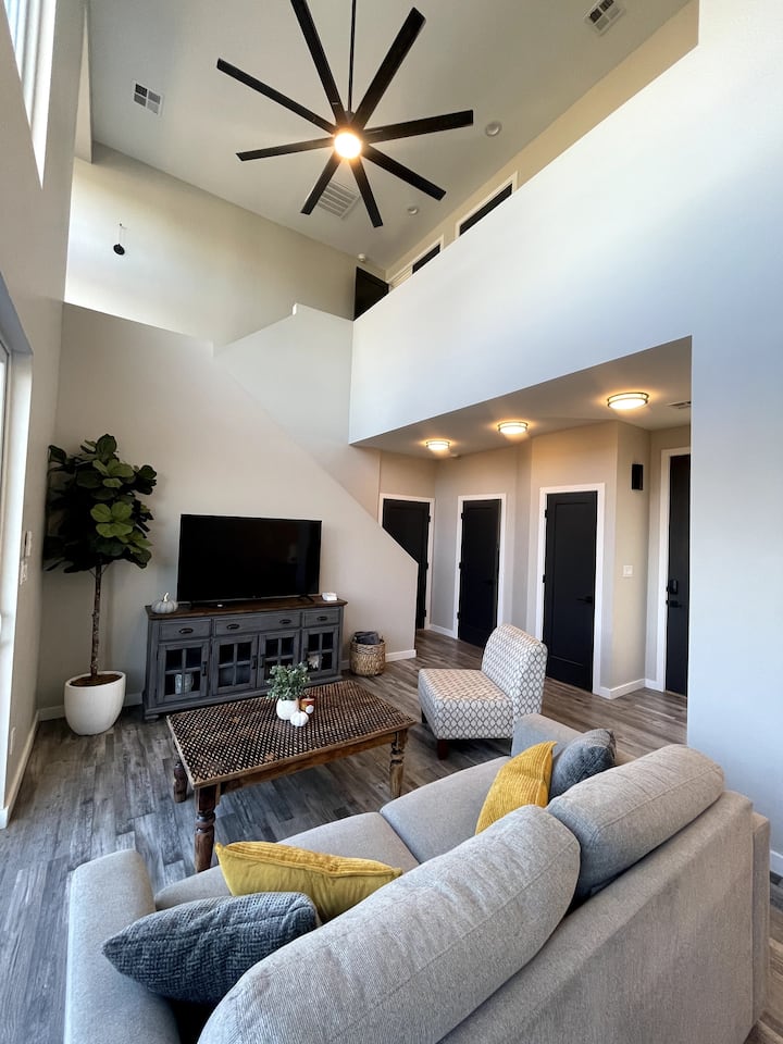 Modern Loft-style Townhome • Near Downtown Abq - Albuquerque, NM