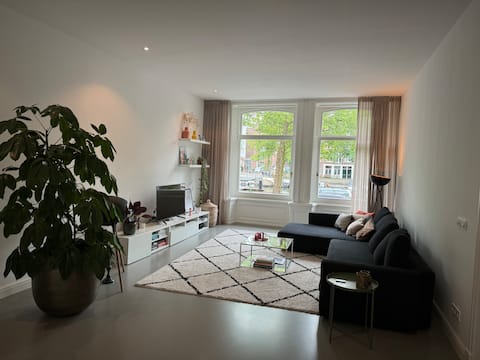 Top performing Airbnb: Spacious and bright apartment. in Frederik Hendrikbuurt Zuidoost