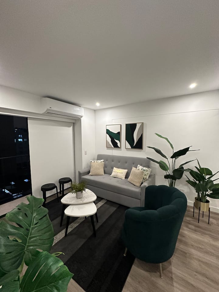 Veľká rozkladacia pohovka s penou pre väčšie pohodlie 
Sada 400 obliečok na vlákna
50-palcová inteligentná TV
s klimatizáciou 