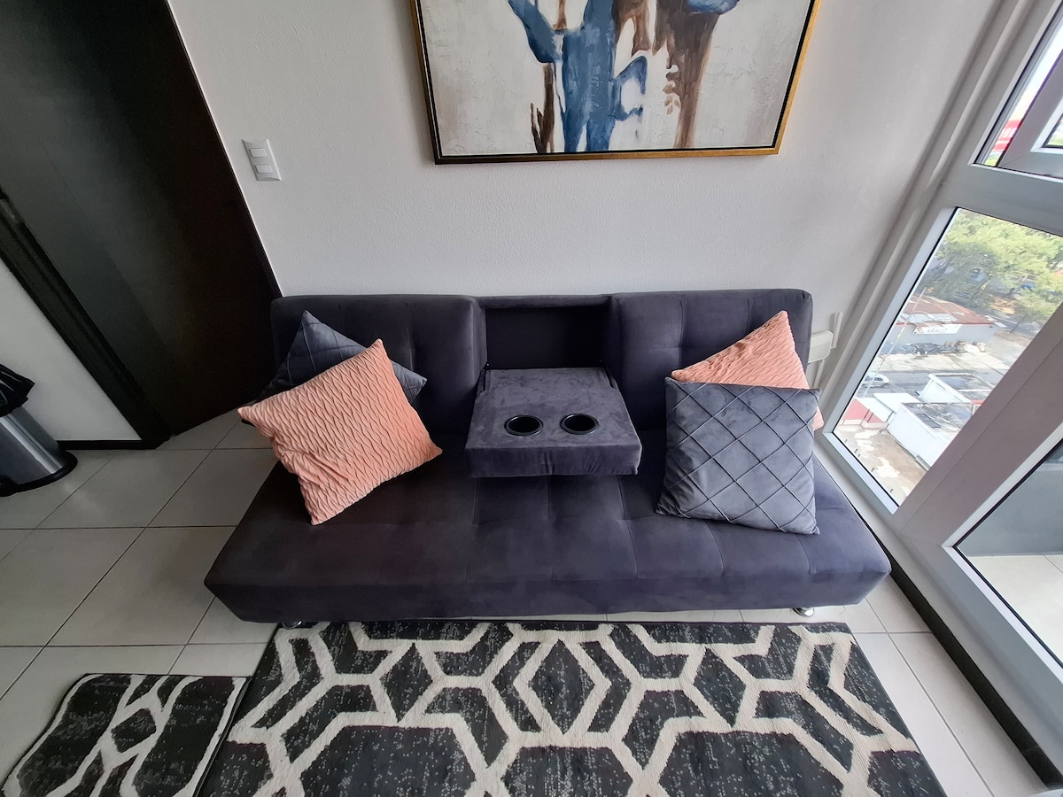 Pohovka s držiakom na poháre pre väčšie pohodlie