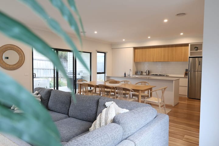 Madeley Madeley Family Getaway- Sleeping 8, central, a/c - Houses for Rent in ...