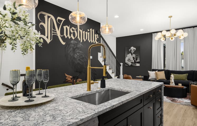 Nash Lux home hottub/9Beds/rooftop/gameroom gallery image 2