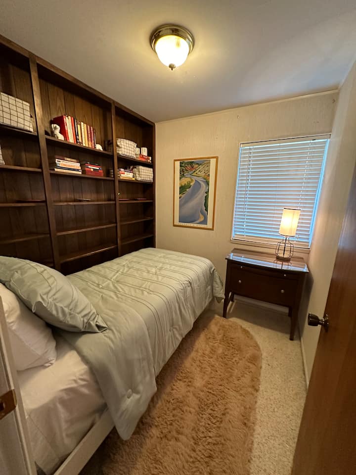 ห้องนอน 4 พร้อมเตียงแฝดที่เก็บเสื้อผ้าปลั๊กอินที่เข้าถึงได้ง่ายสำหรับโทรศัพท์และอุปกรณ์อื่นๆ 