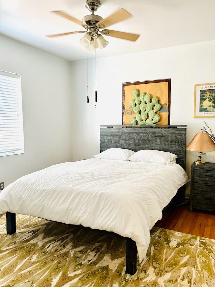 Iznimno udoban krevet, posteljina i televizor