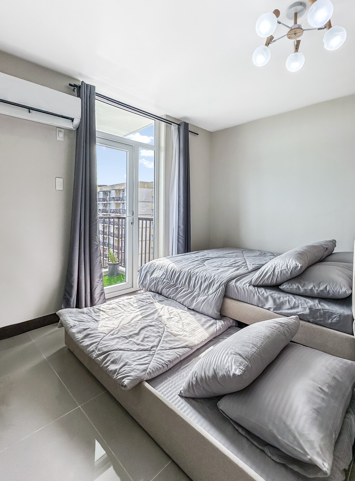 Veličina kreveta: bračni krevet (širine 150-179 cm) i krevet na izvlačenje (širine 150-179 cm)