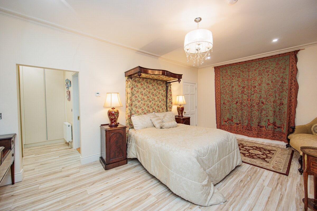 Dormitorio principal con baño privado