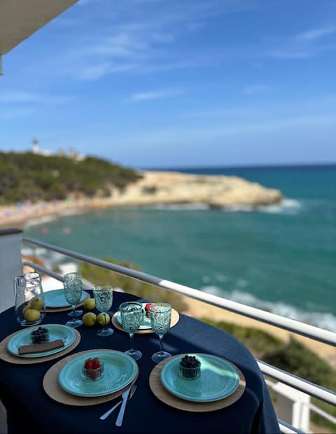 Amazing balcony overlooking the Mediterranean, beach access