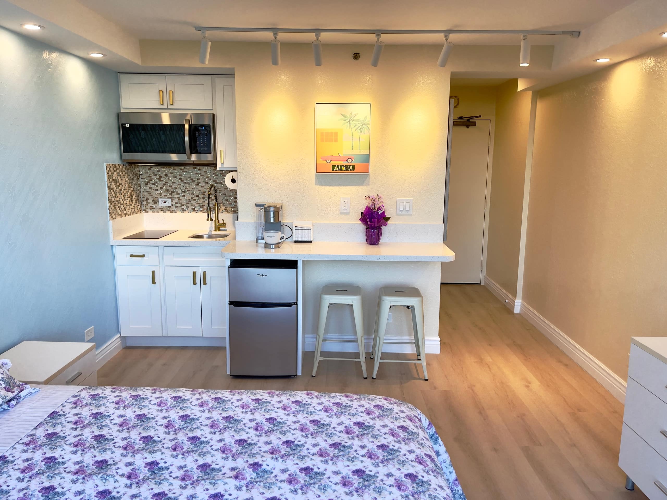 12*Waikiki Cozy Ocean View Condo Parking Available - Image 1