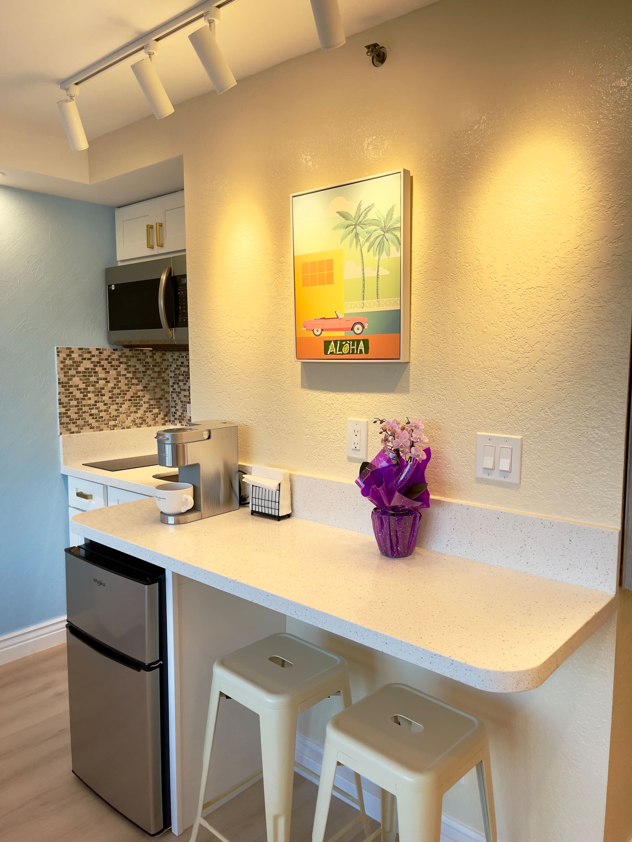 12*Waikiki Cozy Ocean View Condo Parking Available - Image 2