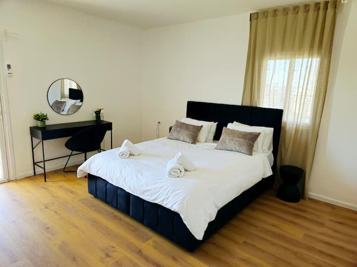 Raspored spavanja:
- Veliki bračni krevet s mogućnošću razdvajanja na zahtjev.
- 2 jednostruka kreveta (nije obavezno, na zahtjev, dodatna naknada)
- krevetić (nije obavezno, na zahtjev)