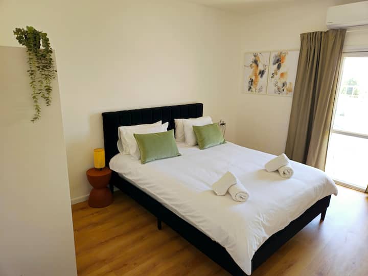 Raspored spavanja:
- Veliki bračni krevet (širine 125-149 cm)
- Jednostruki krevet (nije obavezno, na zahtjev, dodatna naknada)