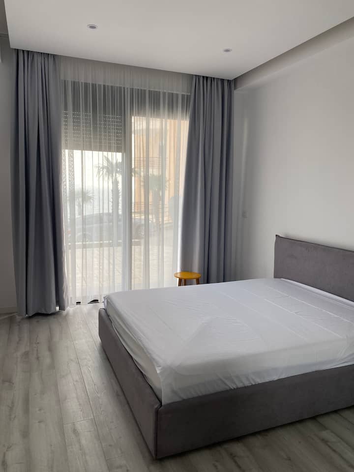 Dhoma e gjumit nr.1 me qasje të veçantë në banjë. 
Madhësia e krevatit 160/220 cm/ krejt e re dhe shumë e rehatshme
