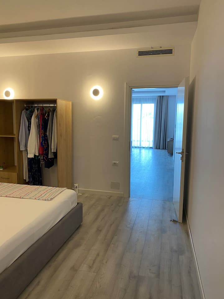 Lidhja me apartamentin. 
Dysheme të lëmuara. Njësia për të përdorur ajrin e kondicionuar për këtë dhomë është në të djathtë pas derës së hyrjes në apartament