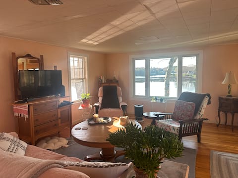 Top Airbnb: Cozy cottage with dock on river in Boothbay Harbor