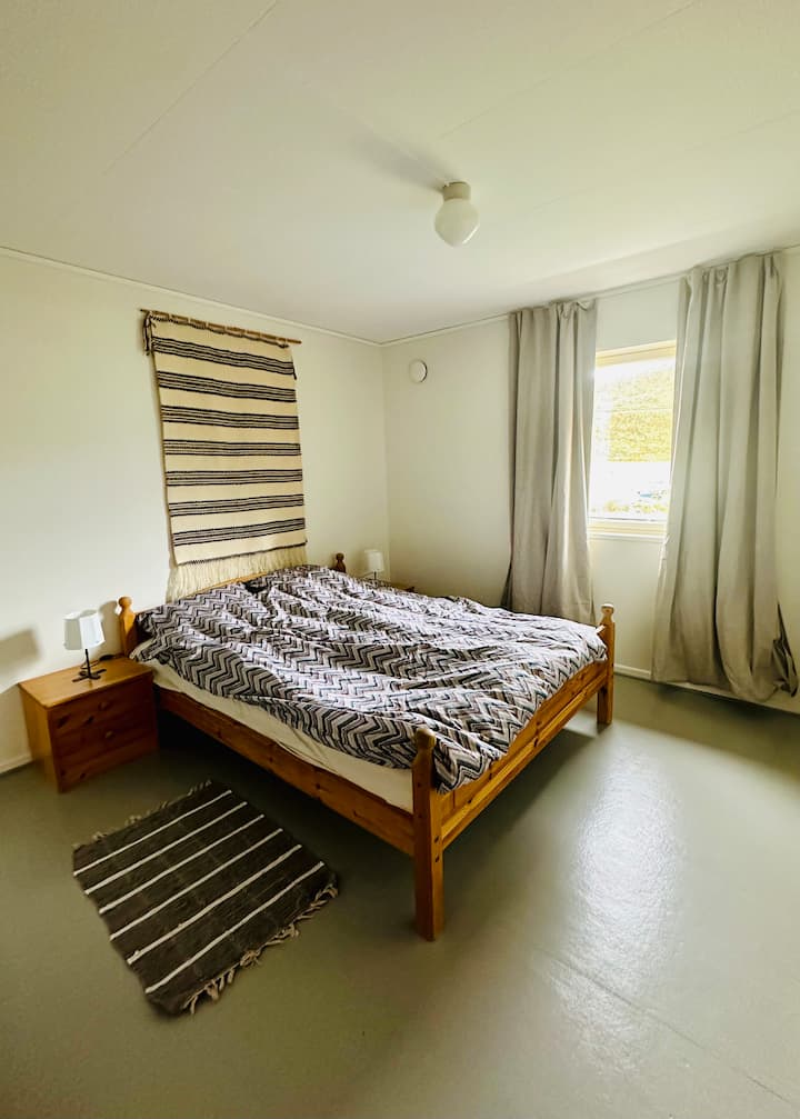 Დიდი საძინებელი 150 სმ საწოლით. Უამრავი კარადა. 