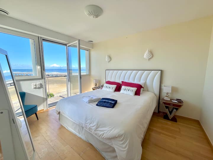 Ხის სახლი 1: მთავარი ოთახი. 
Საწოლი 180x200 საგარდერობო ოთახით.
Სააბაზანო 1 ‑ ისა და მე ‑ 2 სააბაზანოს პრივატიზების შესაძლებლობა. 
Ცალკე აივანზე გასასვლელი და საზიარო ტერასა. 
Საზიარო ტერასაზე ხელმისაწვდომია შეზლონგი.