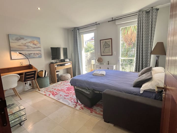 Აღმოაჩინეთ ჩვენი ნათელი საოფისე ან/და ოთახის სივრცე, ფართო და აღჭურვილი თქვენი აბსოლუტური კომფორტისთვის! Სამუშაო მაგიდით, ტელევიზორით, სწრაფი ინტერნეტით და ხარისხიანი 140 გასაშლელი დივნით (ორი ადამიანისთვის) თქვენი დასვენებისთვის.