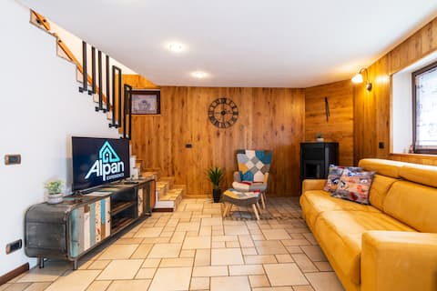 Alp House - 10’ from Aosta with Private Garden