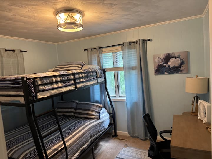 Spánok, práca a pokoj pri vode

Naša spálňa dostala nový vzhľad! Nová manželská posteľ s poschodovou posteľou pre pohodlie, vyhradený stôl na prácu na diaľku, čerstvá farba a neuveriteľný výhľad na vodu priamo vonku. Oddýchnite si a načerpajte nové sily!