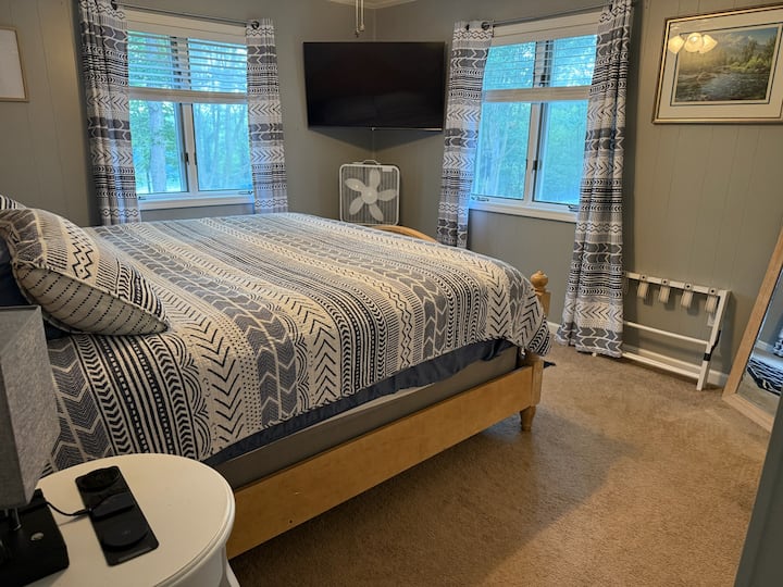 Vychutnajte si túto izbu s manželskou posteľou na poschodí/hlavnom poschodí s dostatkom miesta v šatníku/komode v šatníku. Užite si výhľad na vodu z predného okna. 