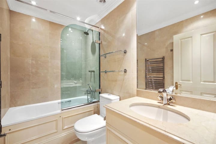 Rutlandgate near Harrods gallery image 5