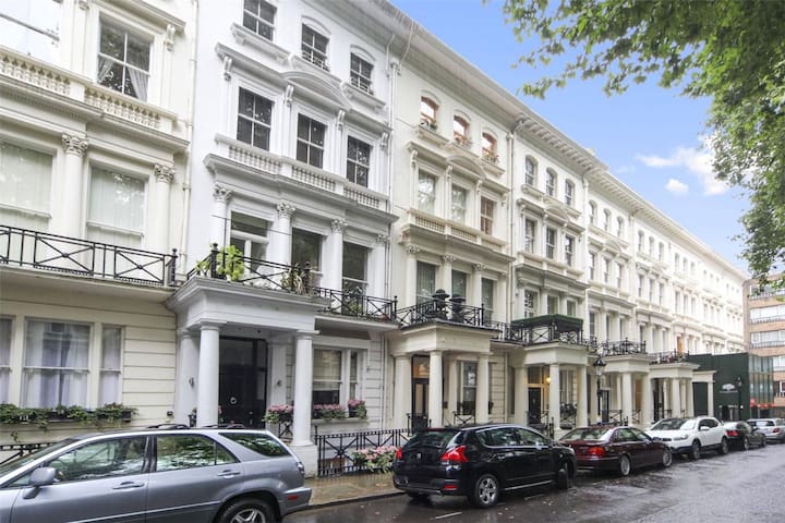 Rutlandgate near Harrods gallery image 2