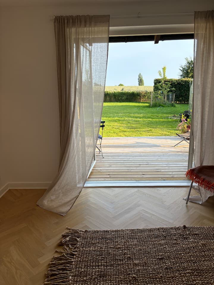 Прекрасен поглед и вратите се отвораат до горе. Мир и тишина и звукот на жабите и бувовите.