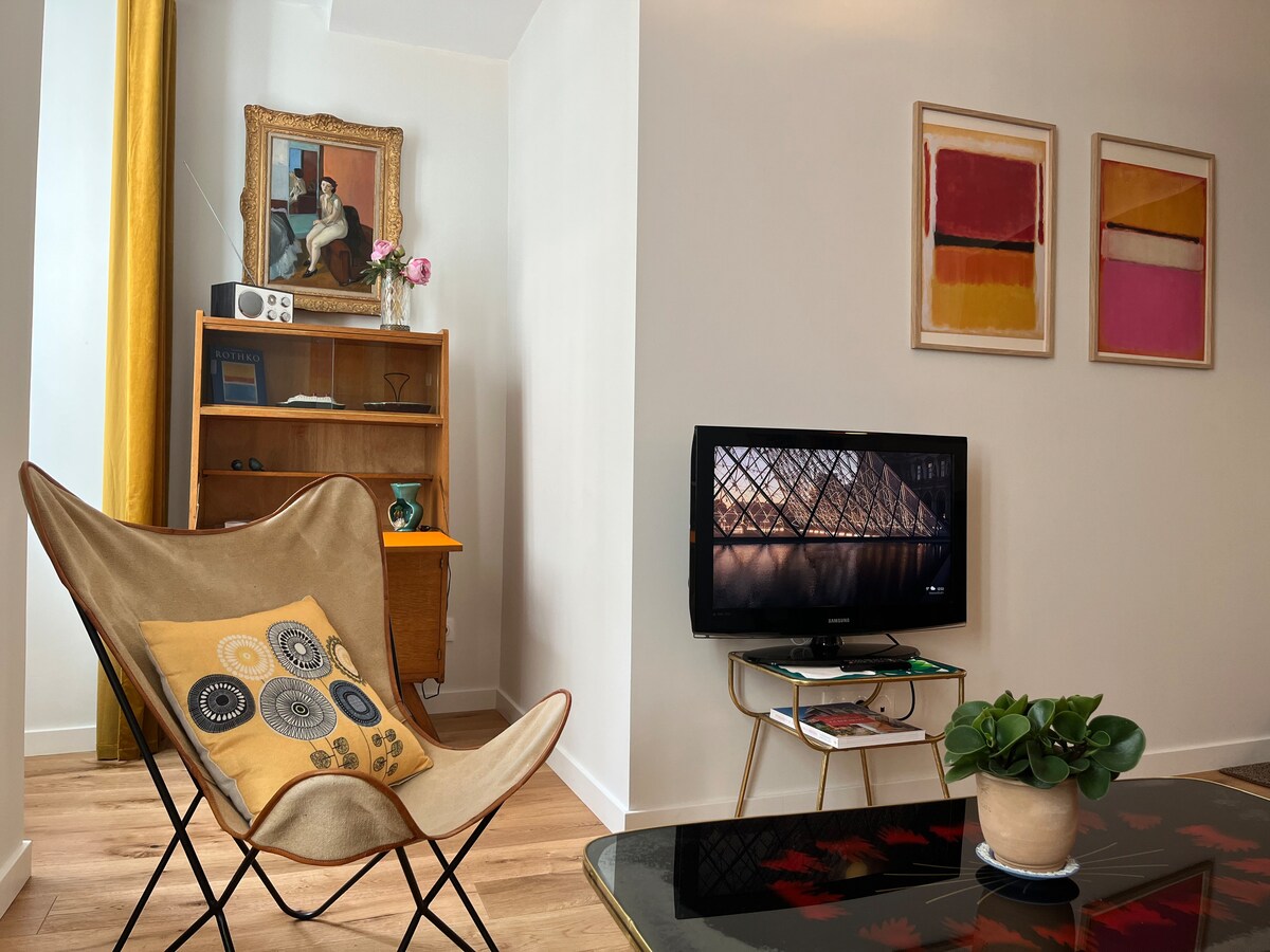 Annonce Airbnb populaire: Quiet Vintage Flat with Terrace in historic center à La Rochelle