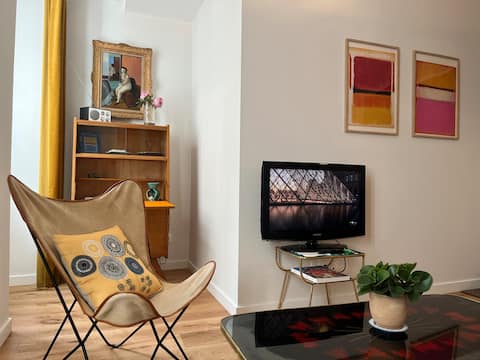 Annonce Airbnb populaire: Quiet Vintage Flat with Terrace in historic center à La Rochelle