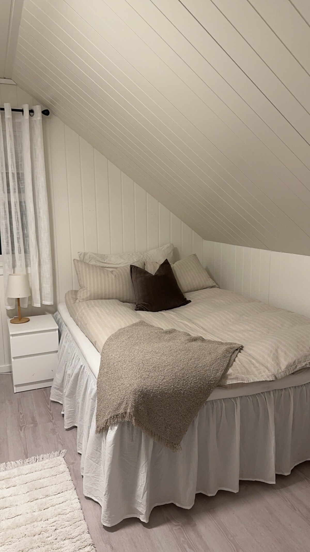 La habitación incluye:
- Cama de 150 cm
- Mesitas de noche
- Posibilidades de almacenamiento de ropa.
- Espejo
- Protección contra el sol/luz de la ventana.
