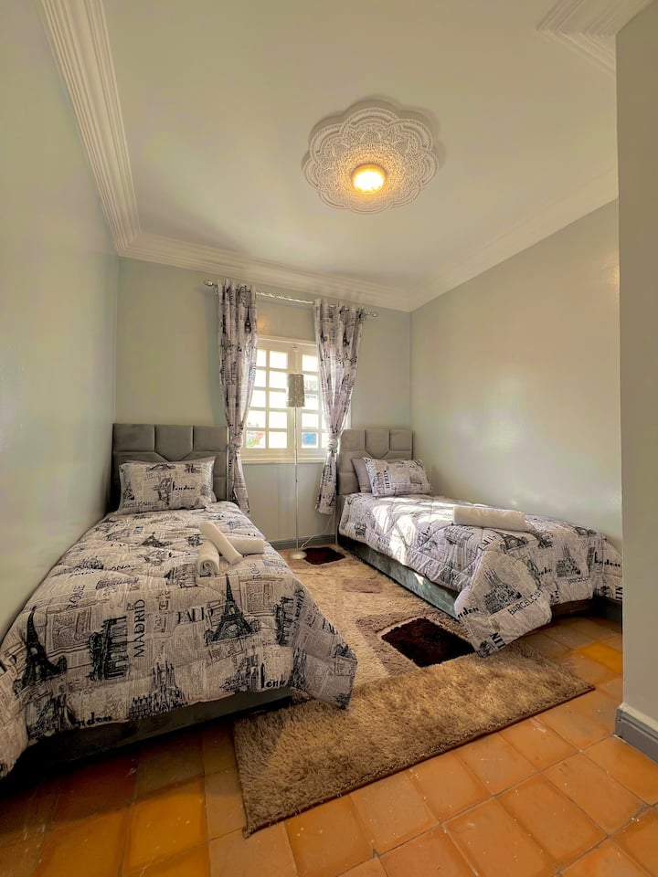 Ნათელი ოთახი ორი ერთადგილიანი საწოლითა და დიდი ფანჯრით, რომელიც ბუნებრივი სინათლის სიმრავლით გამოირჩევა. Შესანიშნავია მეგობრებისთვის ან ოჯახის წევრებისთვის სამოგზაუროდ, გთავაზობთ კომფორტსა და მყუდრო გარემოს.