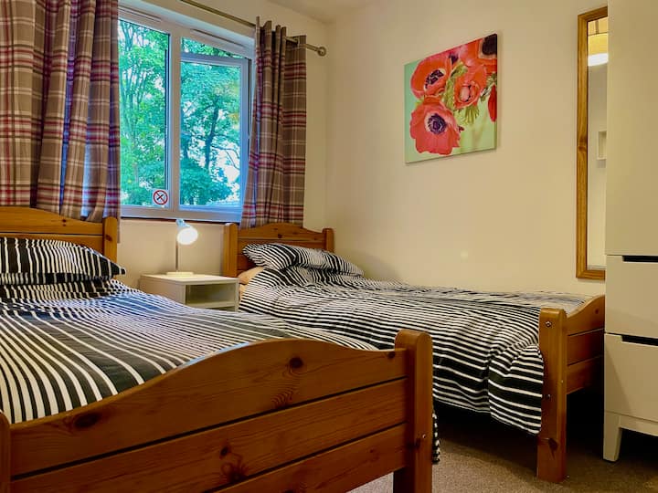 Двокреветна соба. Гардероба. Фиоки за складирање. Дополнително ќебе. Греалка. Ламба. Огледало во цела должина. Ноќна масичка. Поглед кон задната градина. Вклучен е брз wifi во вашиот престој 