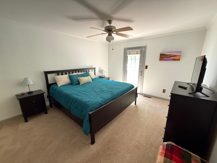 Primarni bračni krevet (180x200).