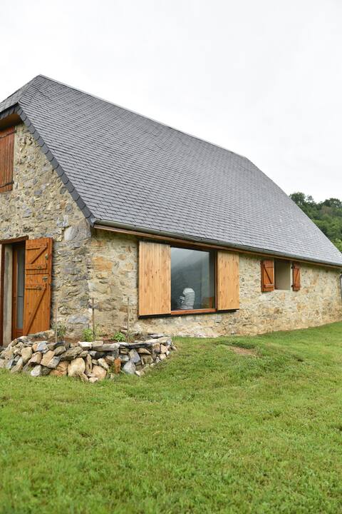 grange surplombant la montagne