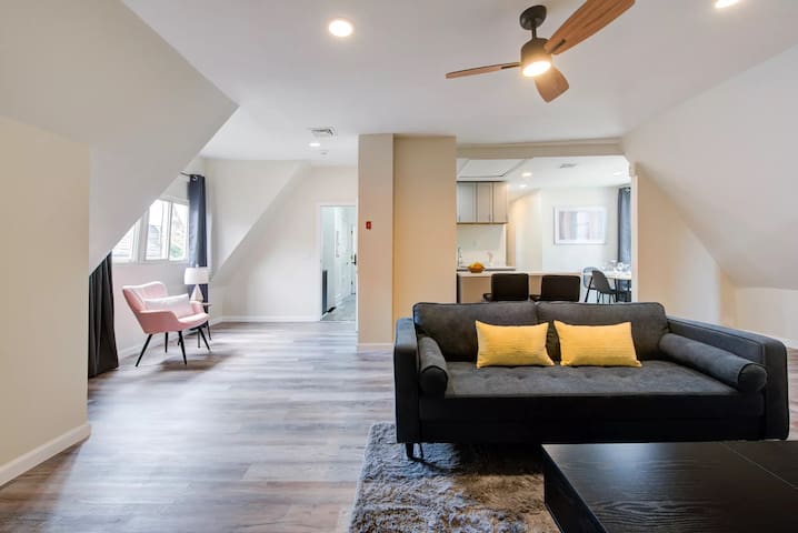 Large 2 Floor Duplex- 2 Kitchens, 2 Living Rooms