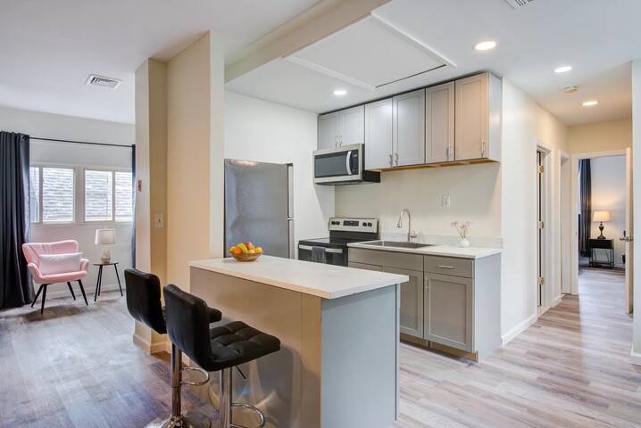 Large 2 Floor Duplex- 2 Kitchens, 2 Living Rooms gallery image 3