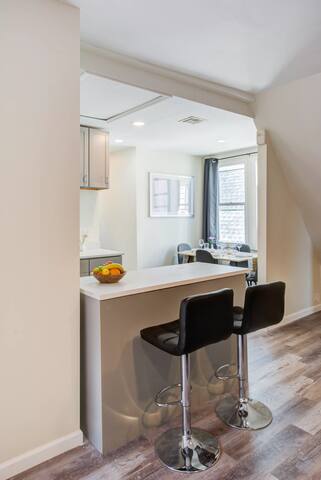 Large 2 Floor Duplex- 2 Kitchens, 2 Living Rooms gallery image 4