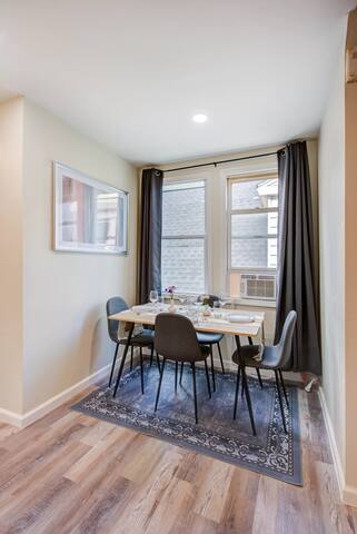 Large 2 Floor Duplex- 2 Kitchens, 2 Living Rooms gallery image 5