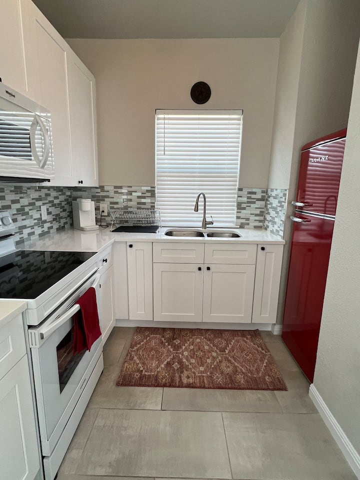 Frida's Tiny Home - San Antonio, TX